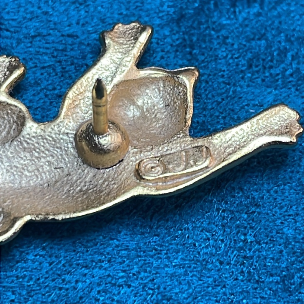 Small JJ Cat Pin Brooch - Picture 5 of 6